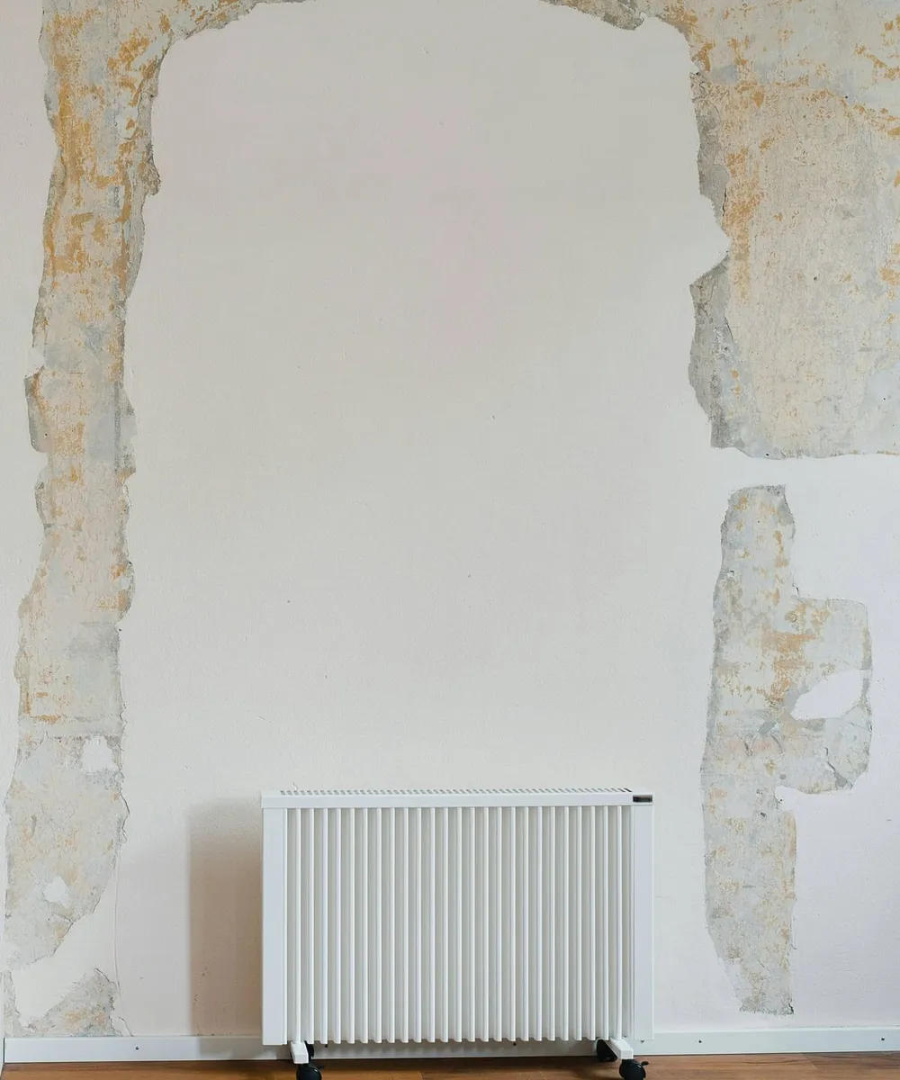 Geister und Kürbisse als Poster im Nussbaumrahmen im Wohnzimmer