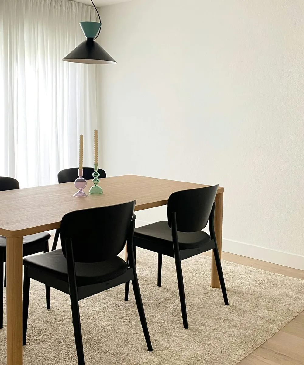 Kürbis im Geister-Schlafanzug als Poster im schwarzen Rahmen im Esszimmer