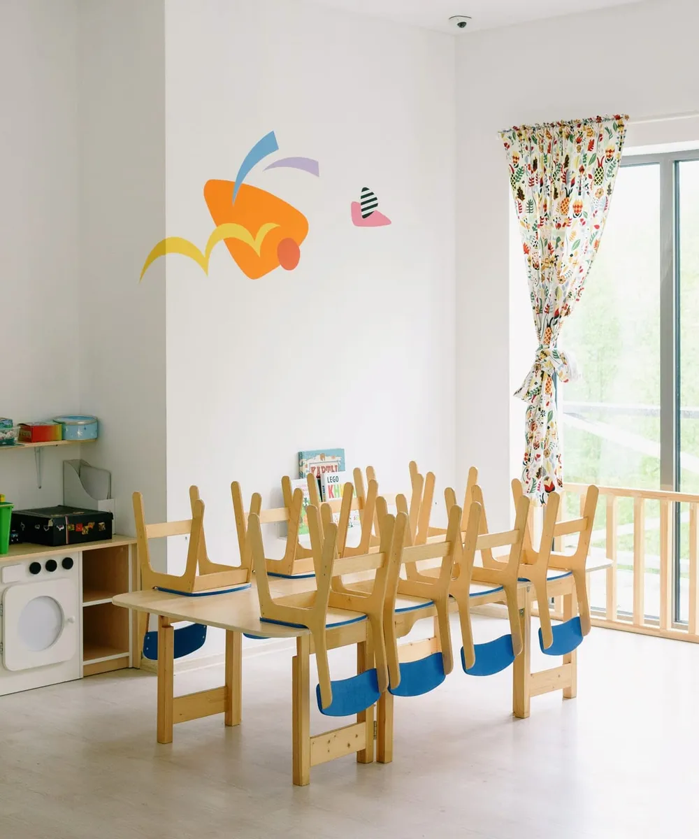 Frosch beim Dehnen als Poster im farbigen Rahmen im Kinderzimmer