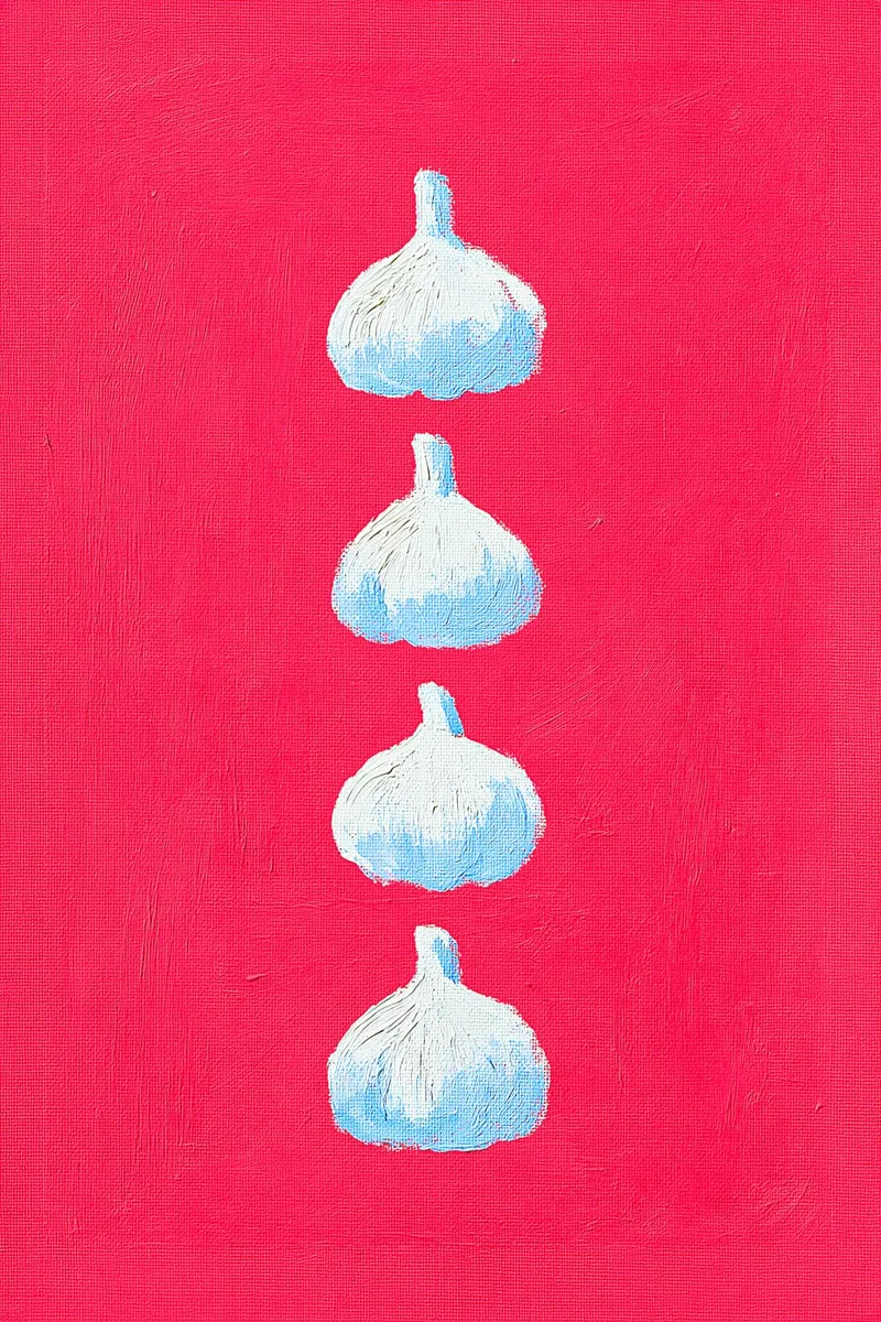 Vier stilisierte Knoblauchzehen in Weiß und Hellblau sind vertikal auf einem leuchtend pinken Hintergrund angeordnet, im Acryl-Stil.