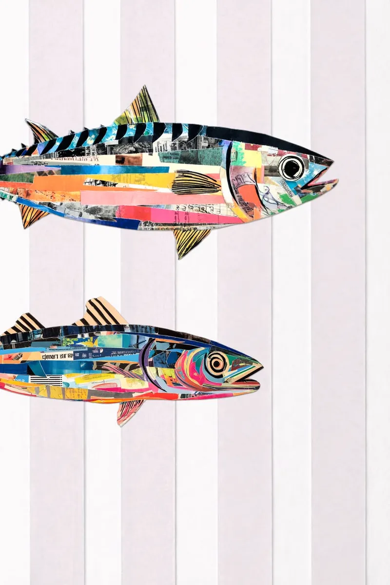 Zwei bunte Fische im Collage-Stil, Makrele und Hering, auf einem Hintergrund mit hellen vertikalen Streifen.