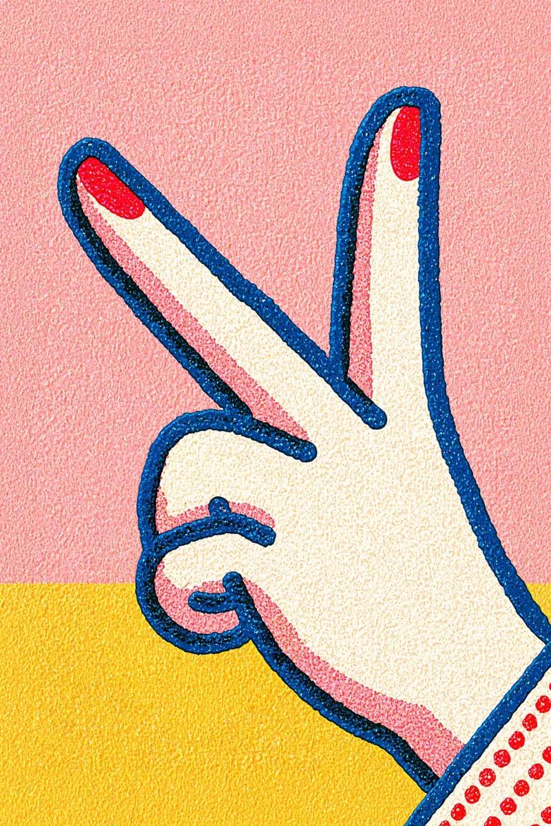 Eine Hand zeigt das Victory-Zeichen im Pop-Art-Stil mit körniger Textur vor einem rosa-gelben Hintergrund.