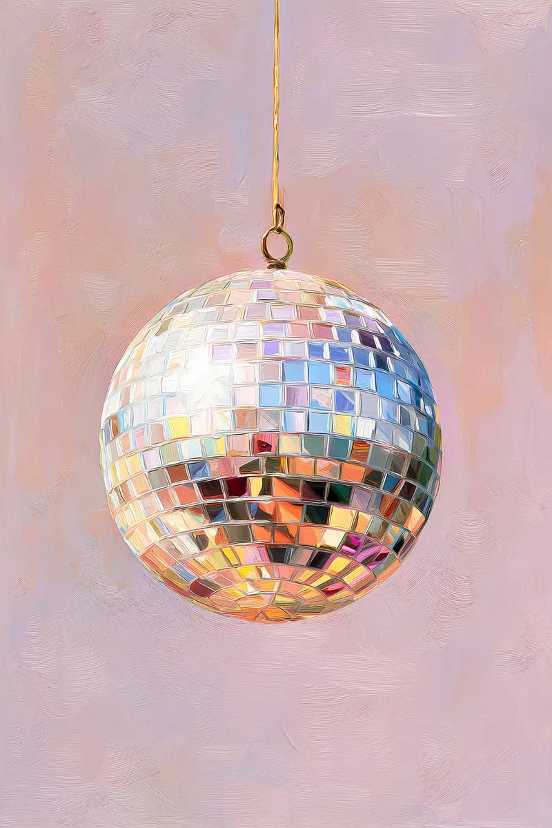Glänzende Discokugel mit bunten Reflexionen hängt an einem goldenen Band vor einem strukturierten, rosa Hintergrund im Ölmalerei-Stil.