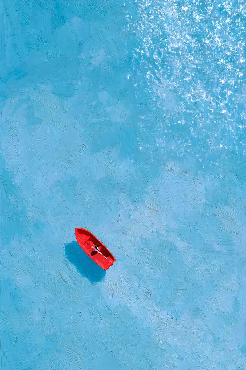 Draufsicht auf ein kleines rotes Ruderboot auf hellblauem Wasser, im Stil eines Ölgemäldes mit sichtbarem Pinselstrich.