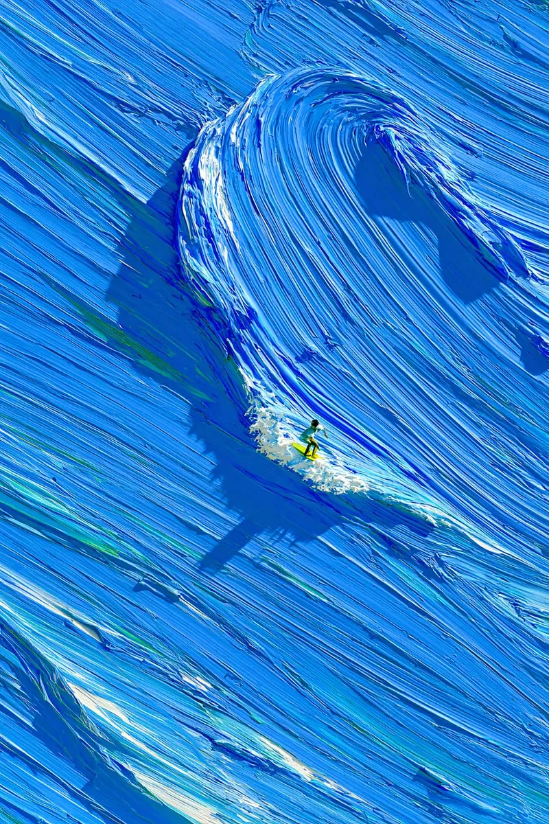 Ein Surfer reitet auf einer großen blauen Welle, dargestellt im Stil einer dicken Ölmalerei mit sichtbaren Pinselstrichen.